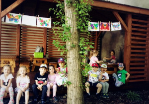 Dzieci z grupy Żyrafek w altanie stworzyły motyli zakątek